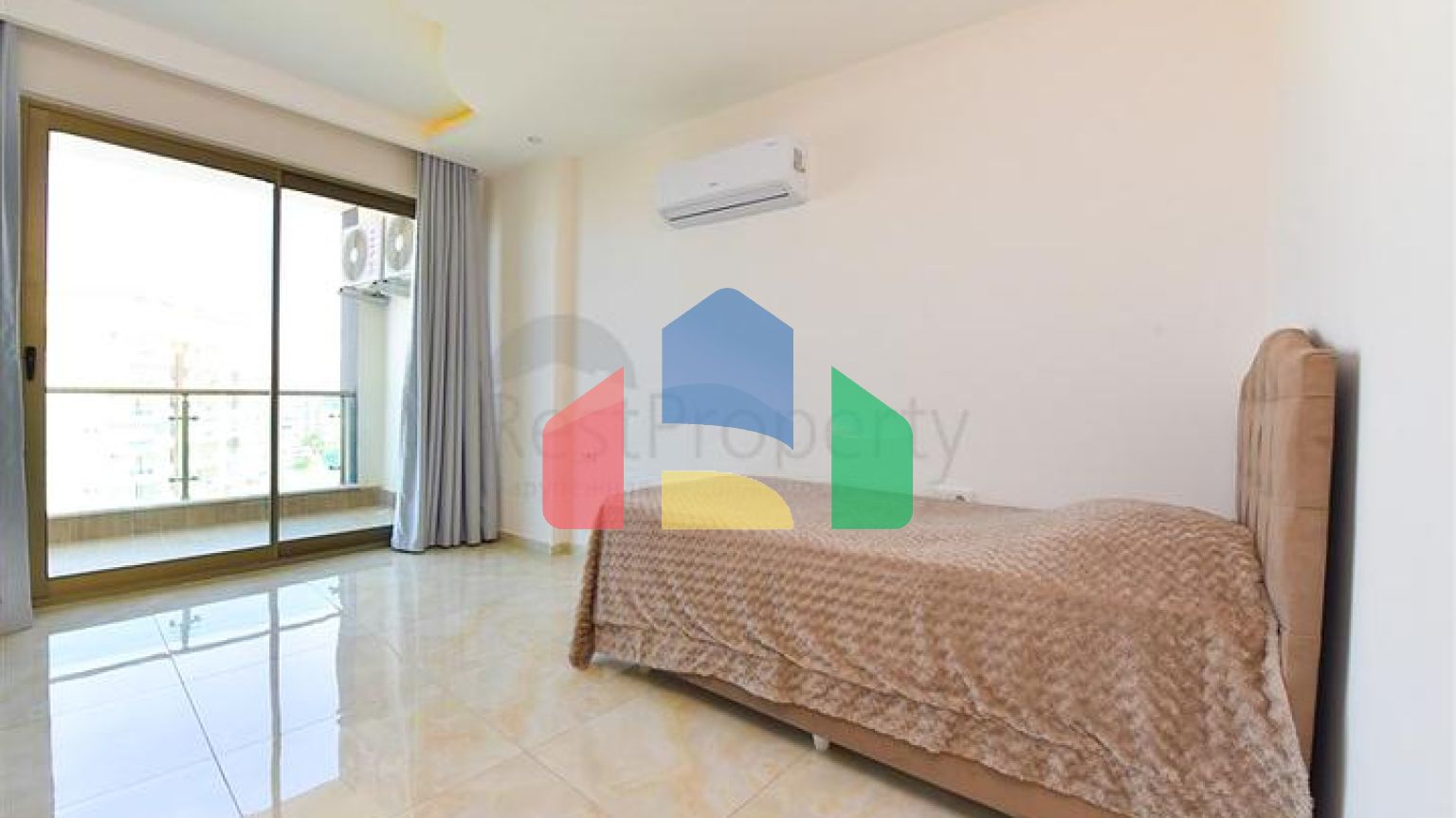 Простора пентхаус 3 + 1 в районі Махмутлар