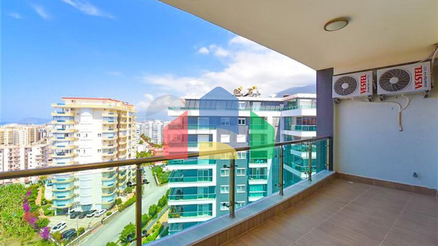 Простора пентхаус 3 + 1 в районі Махмутлар