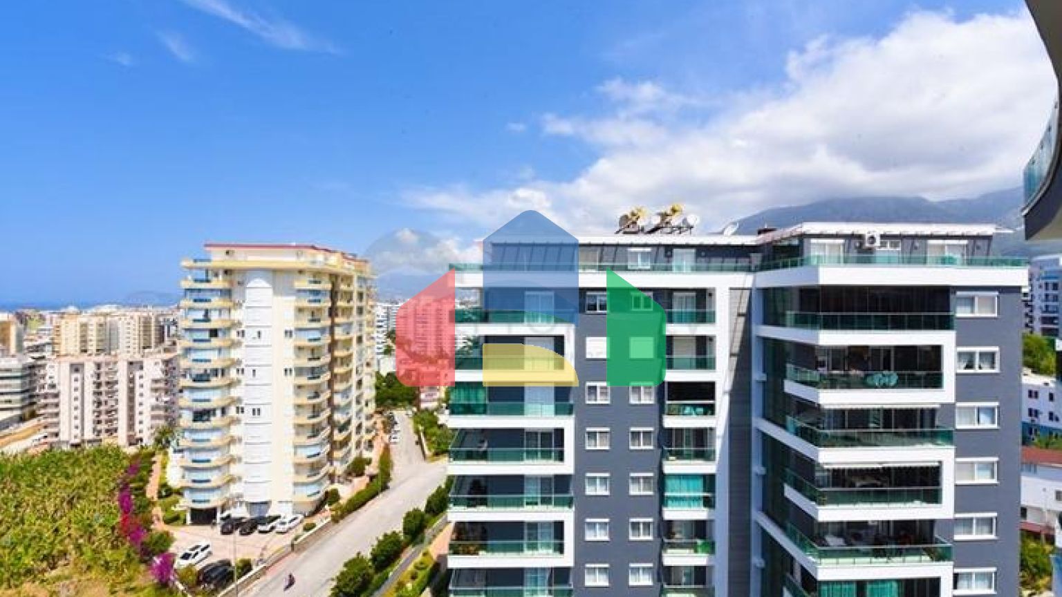 Простора пентхаус 3 + 1 в районі Махмутлар