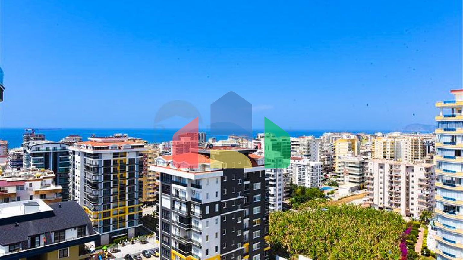 Простора пентхаус 3 + 1 в районі Махмутлар