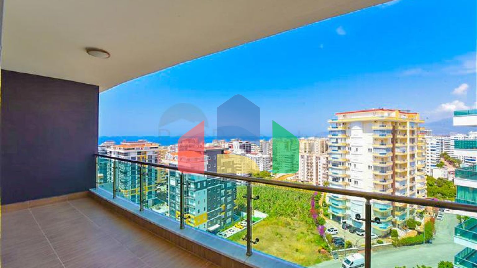 Простора пентхаус 3 + 1 в районі Махмутлар