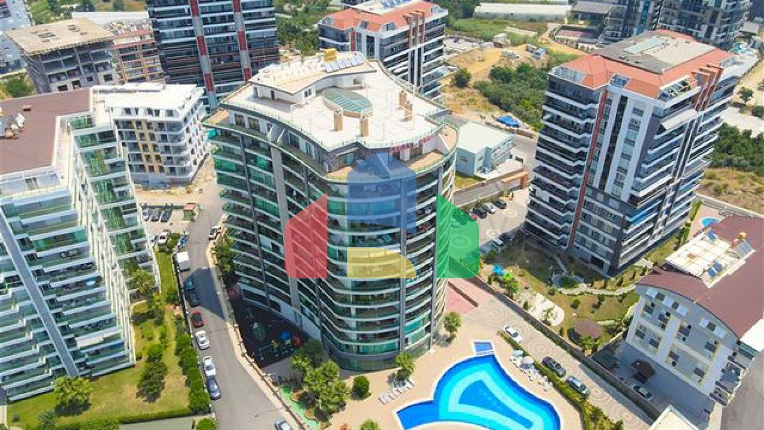 Простора пентхаус 3 + 1 в районі Махмутлар