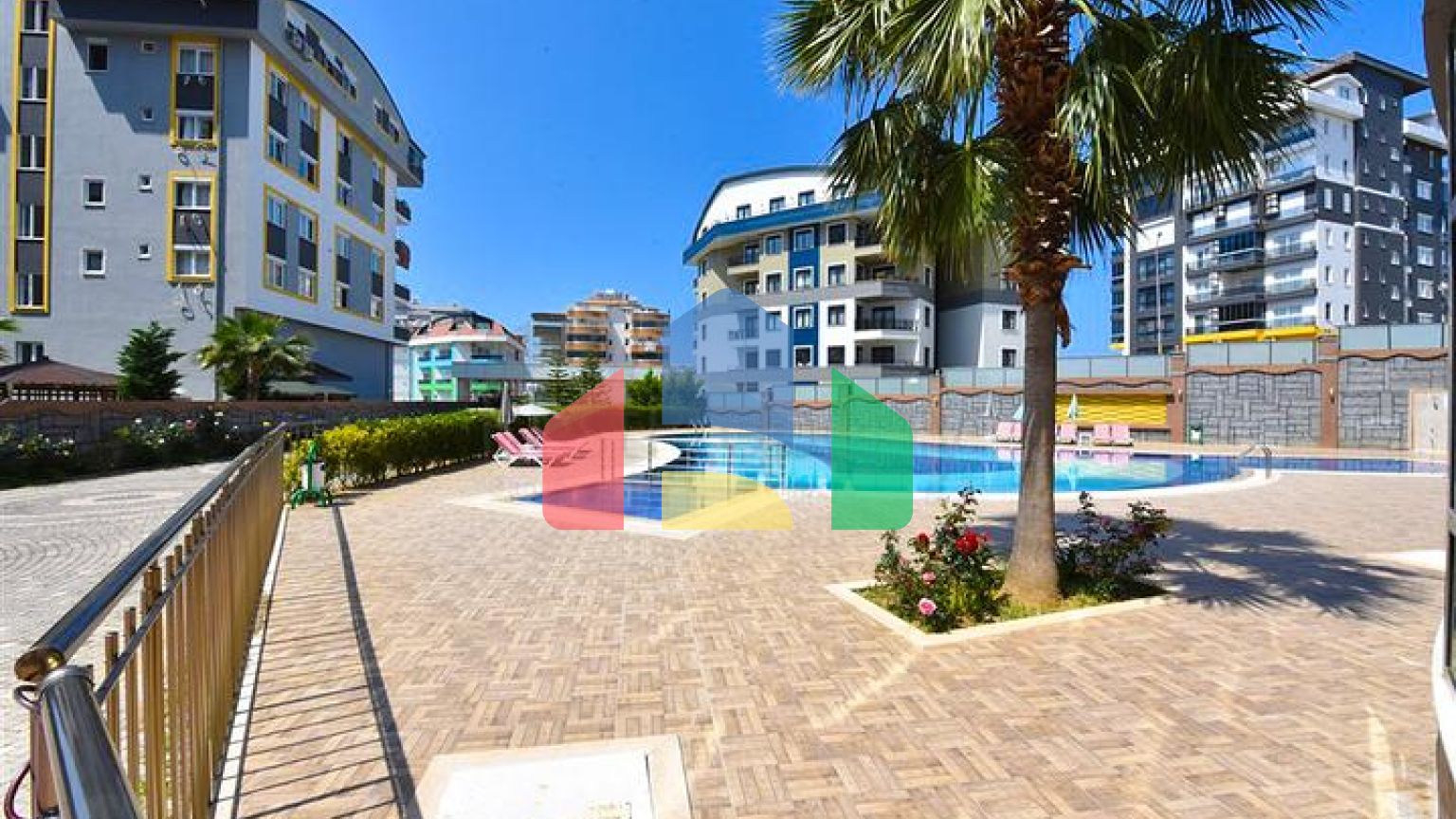 Простора пентхаус 3 + 1 в районі Махмутлар