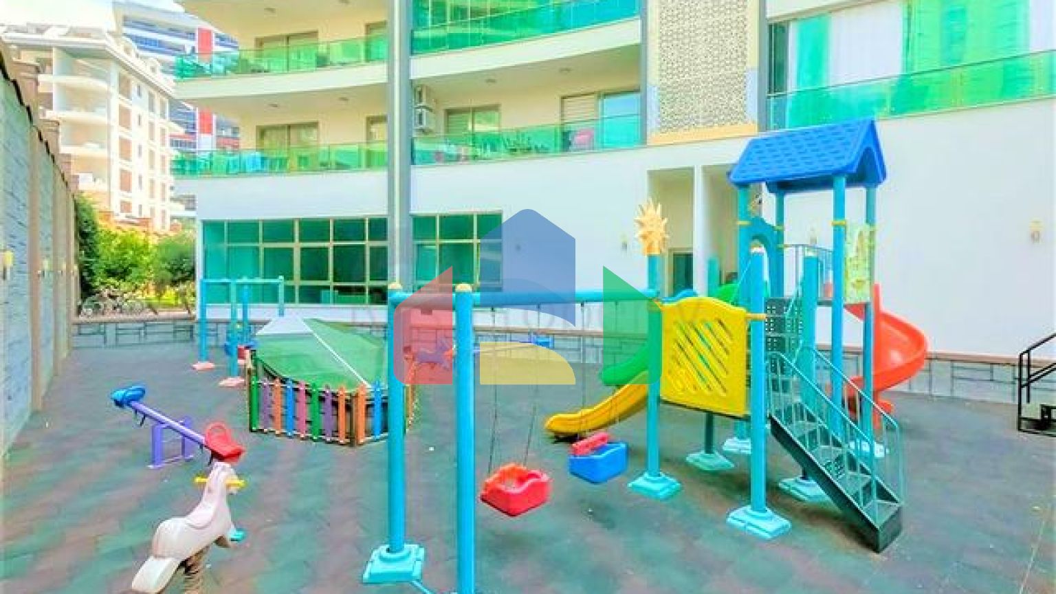 Простора пентхаус 3 + 1 в районі Махмутлар