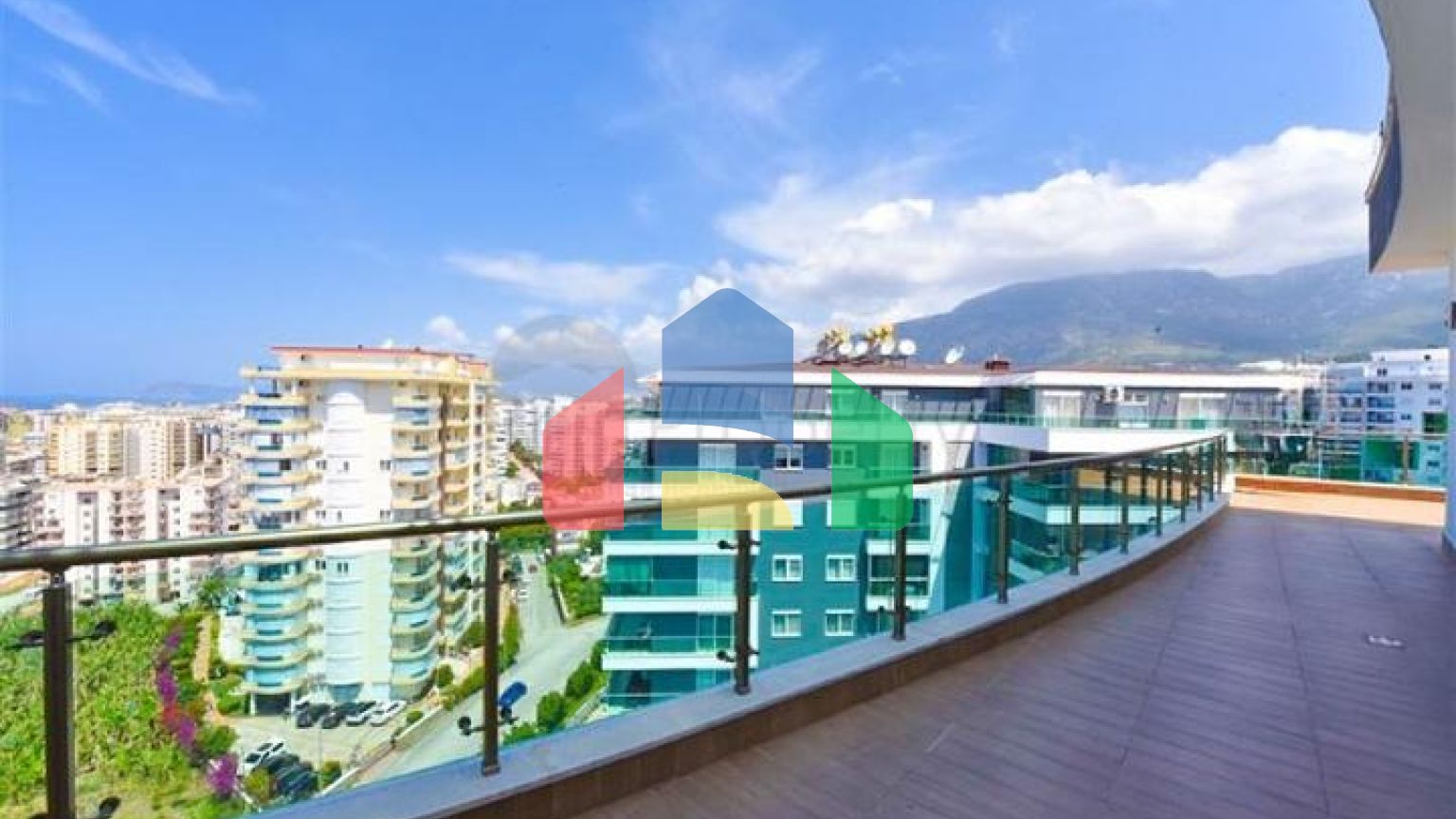 Простора пентхаус 3 + 1 в районі Махмутлар