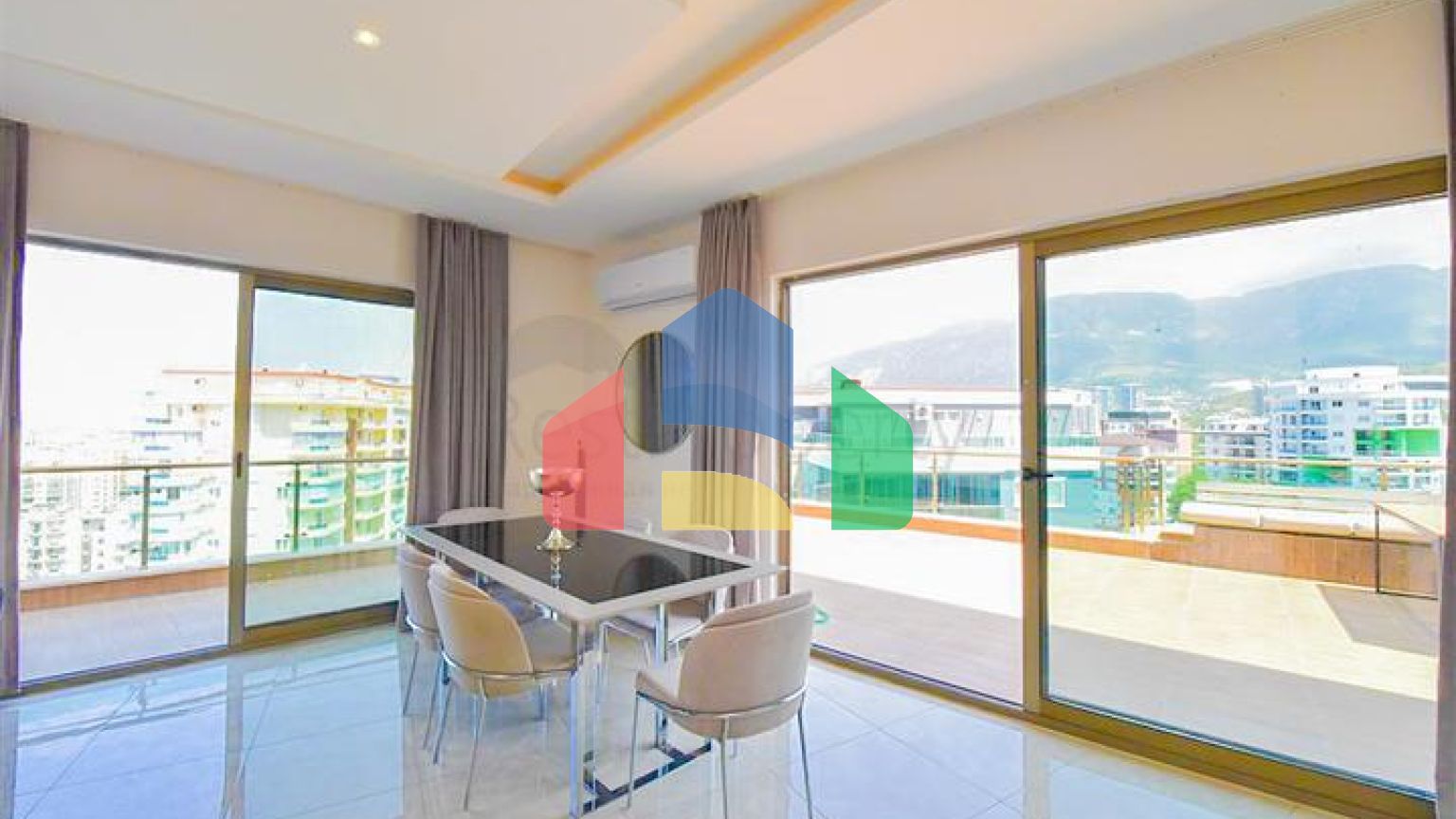 Простора пентхаус 3 + 1 в районі Махмутлар