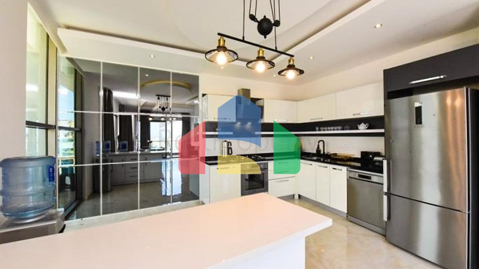 Простора пентхаус 3 + 1 в районі Махмутлар