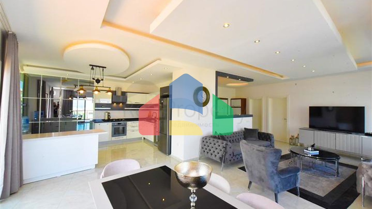 Простора пентхаус 3 + 1 в районі Махмутлар