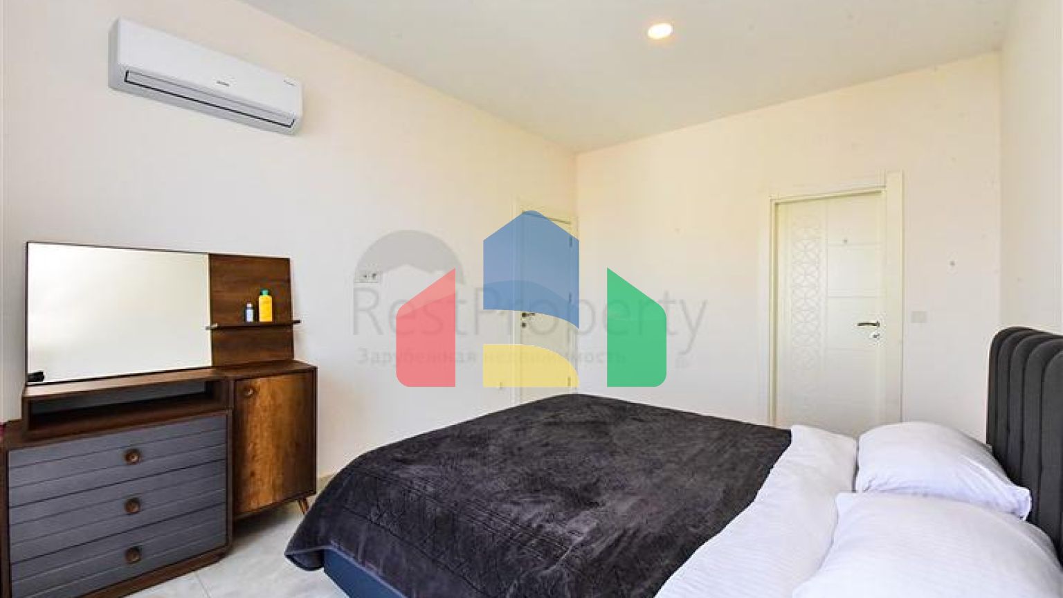 Простора пентхаус 3 + 1 в районі Махмутлар