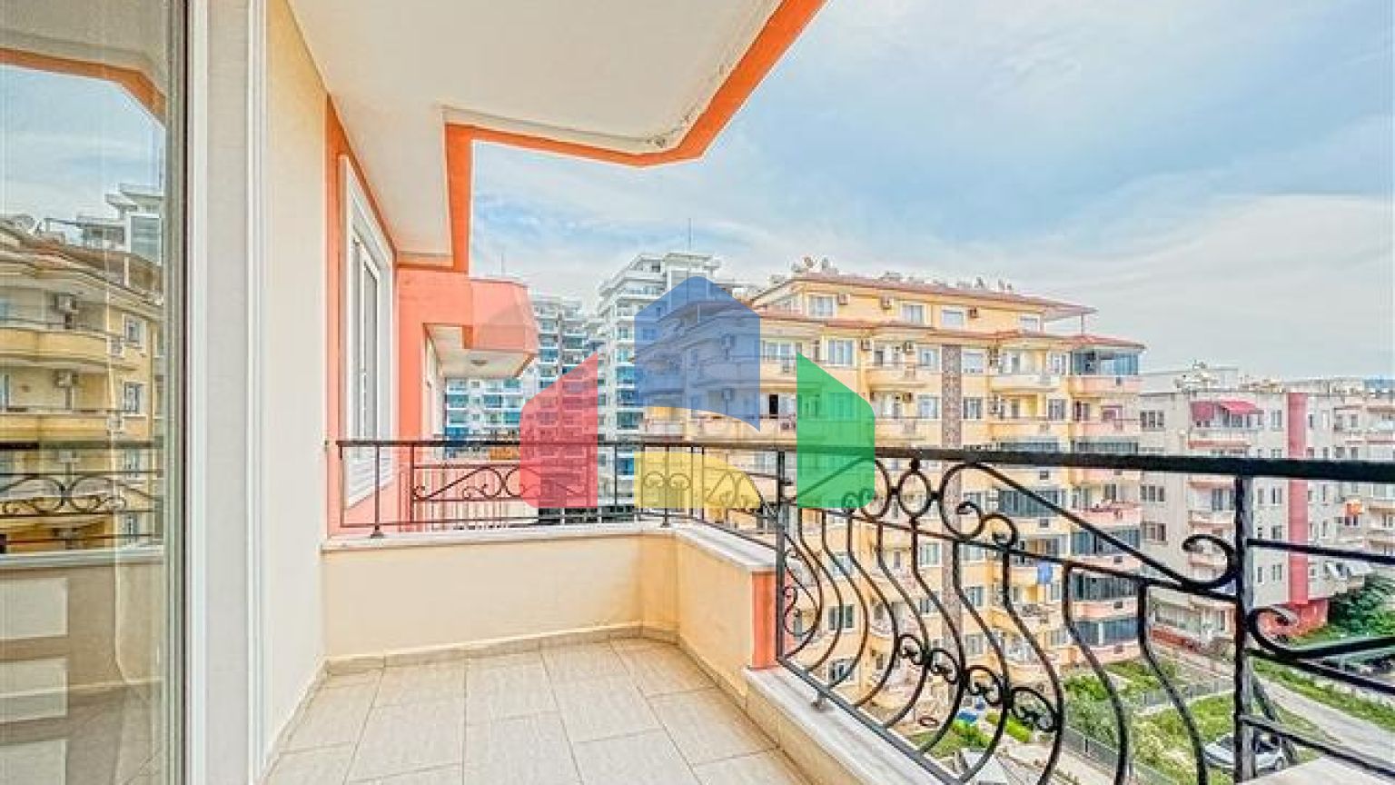 Квартира планировкой 2+1 в районе Махмутлар 50 м от моря