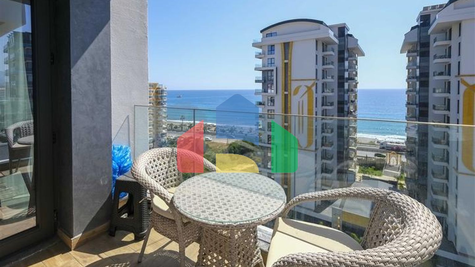 Сучасна квартира з панорамним видом на море в центрі Махмутлара