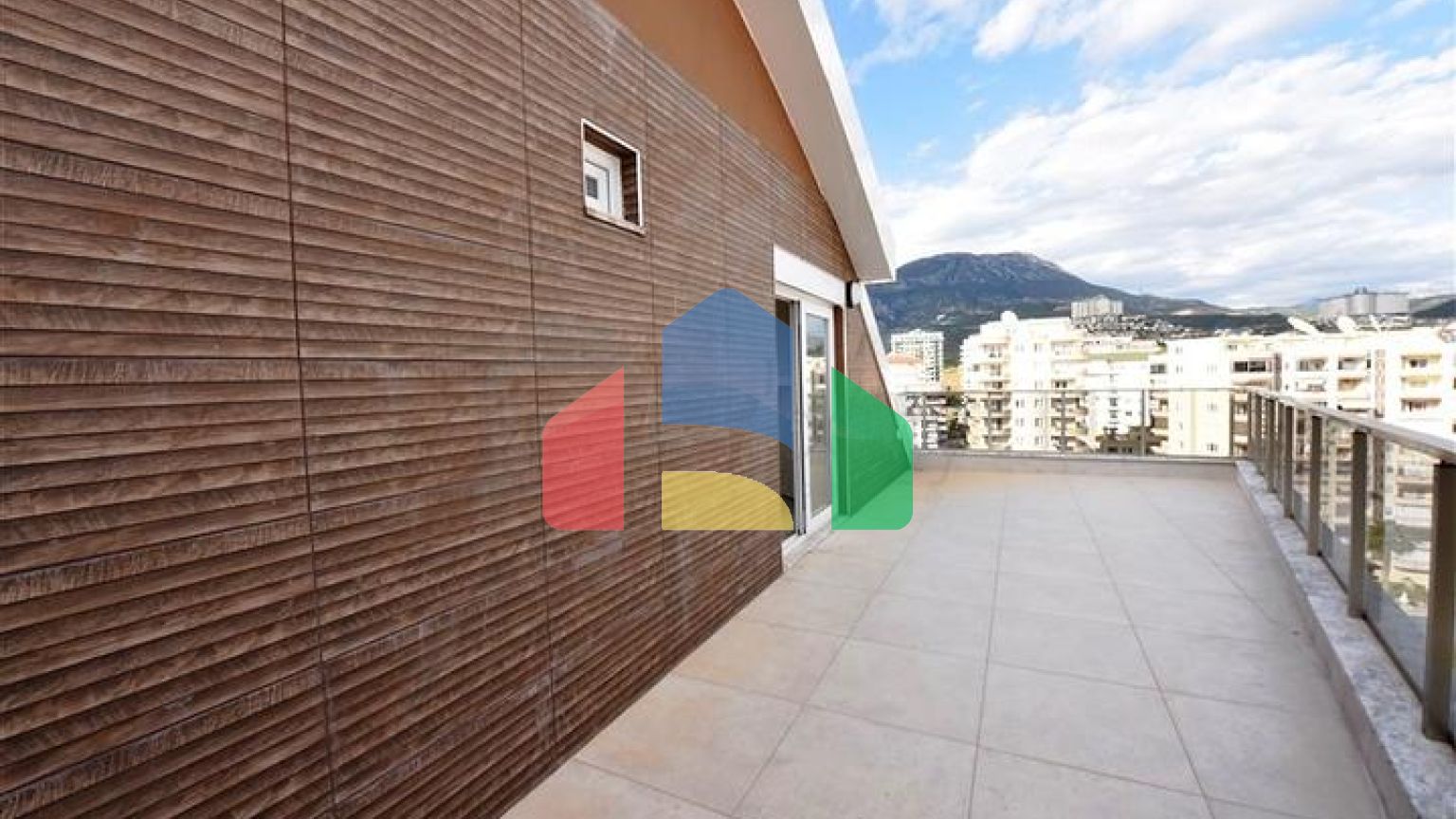 Пентхаус 3+1 с видом на море в районе Махмутлар