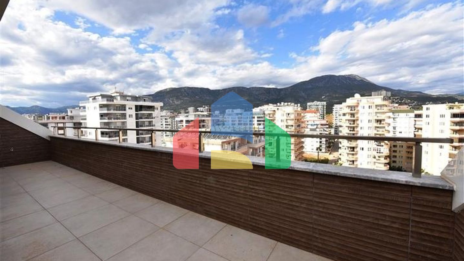 Пентхаус 3+1 с видом на море в районе Махмутлар