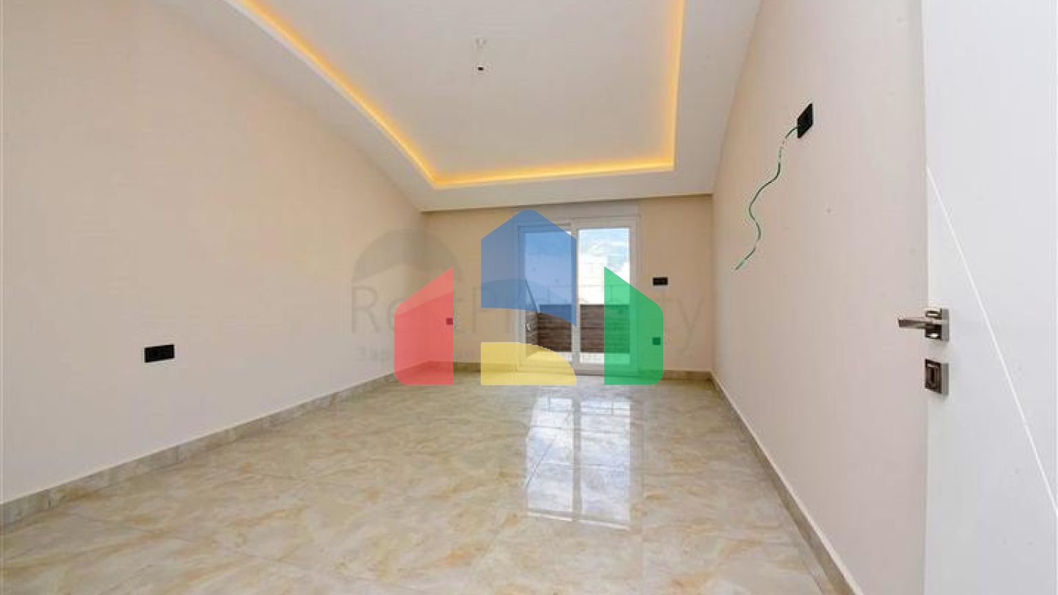 Пентхаус 3+1 с видом на море в районе Махмутлар