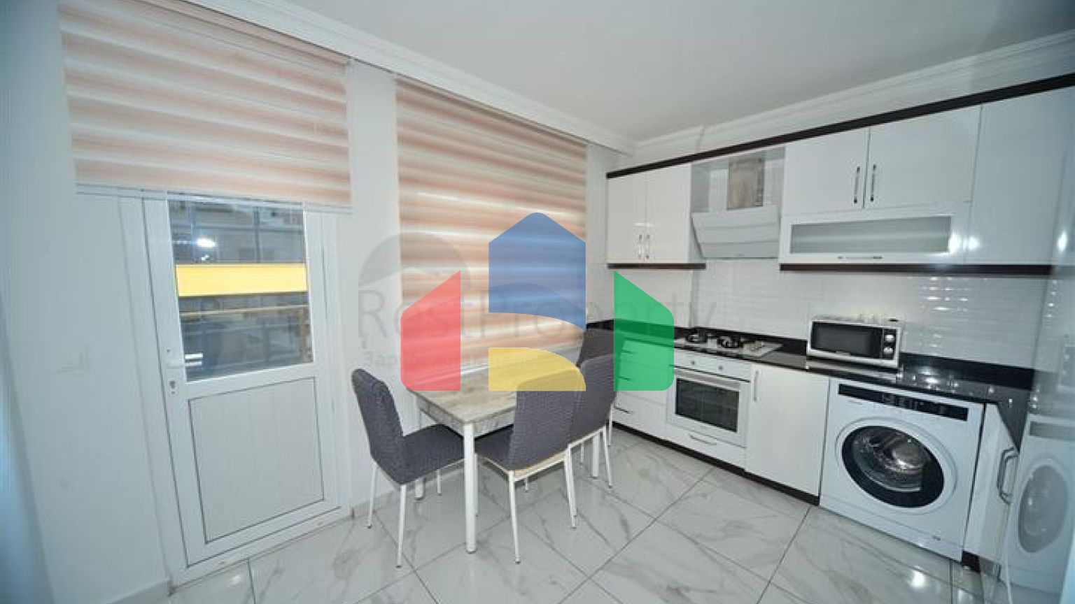 Просторі апартаменти 3 + 1 в Махмутларі