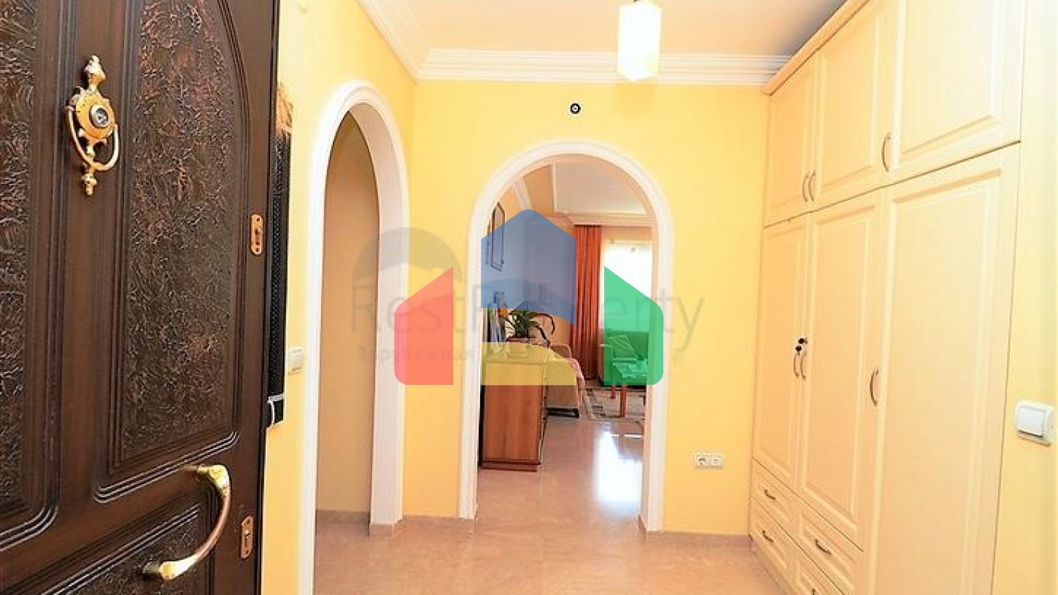 Квартира для большой семьи в комплексе в Махмутларе