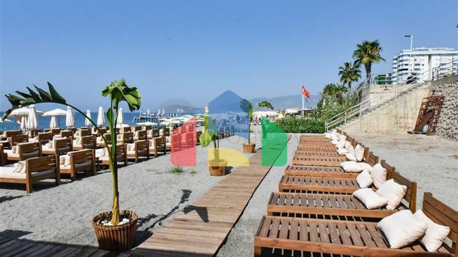 Двухкомнатная квартира в комплексе на первой линии в Махмутларе