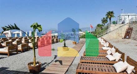 Двухкомнатная квартира в комплексе на первой линии в Махмутларе