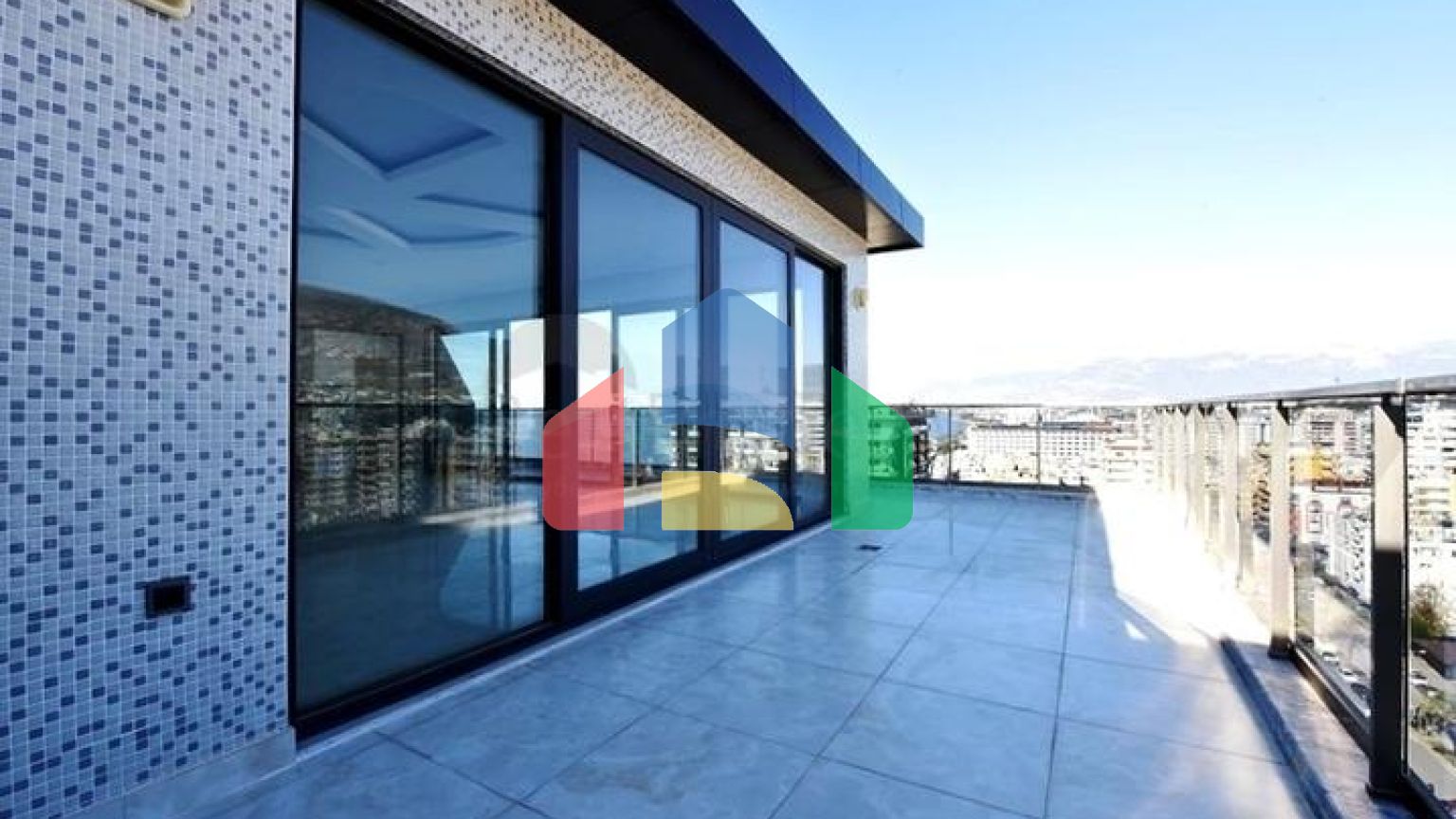 Огромная видовая квартира 3+1 на первой береговой линии