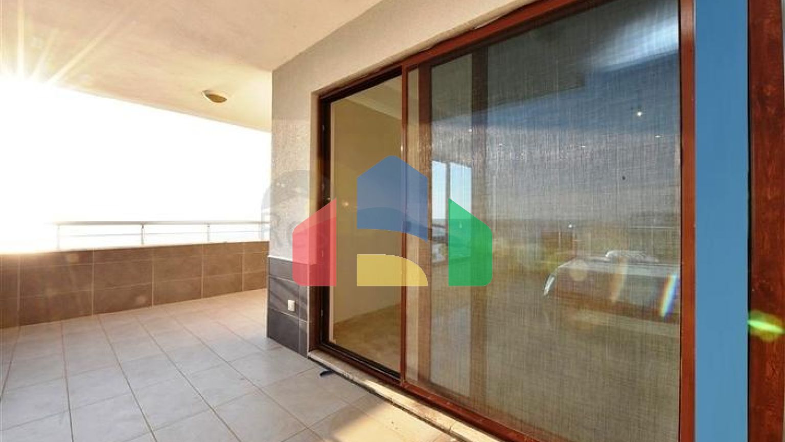 Простора трикімнатна квартира на першій береговій лінії