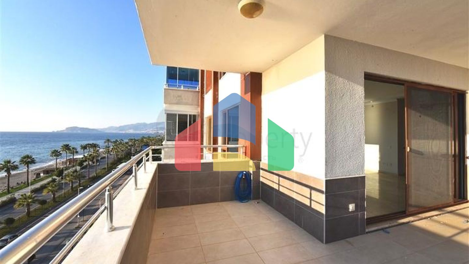 Простора трикімнатна квартира на першій береговій лінії