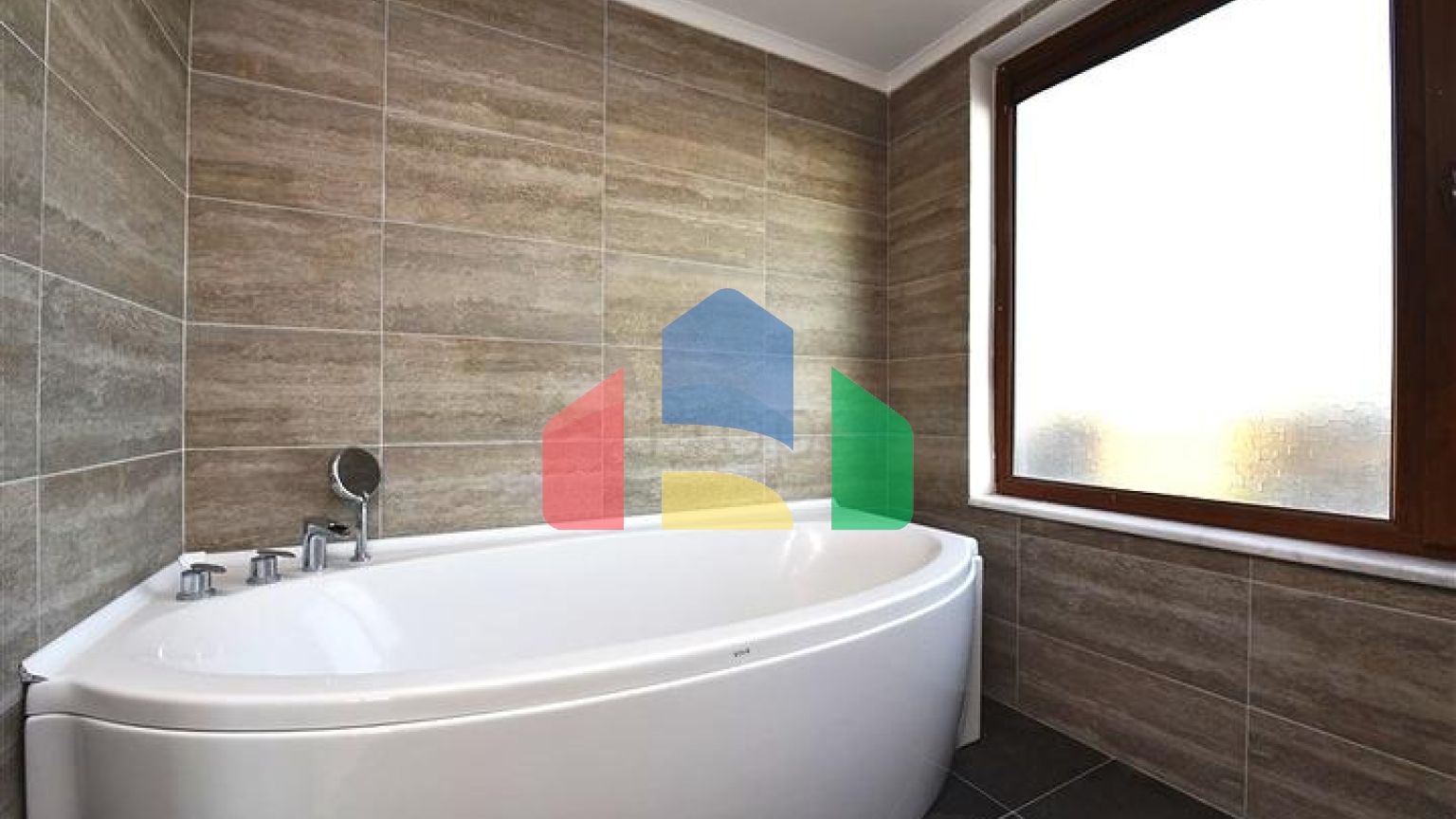 Простора трикімнатна квартира на першій береговій лінії