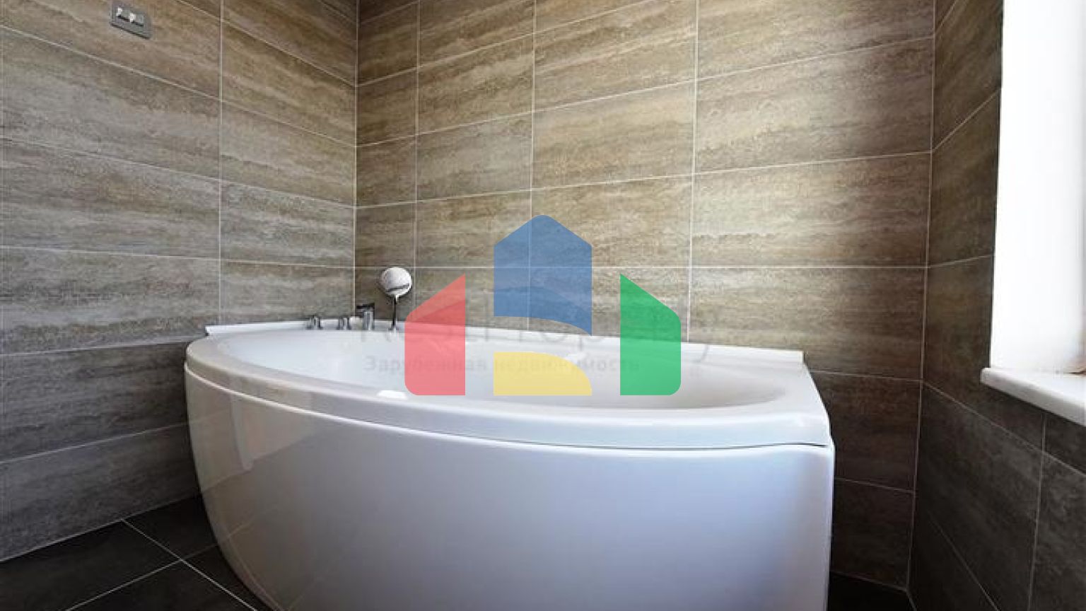 Простора трикімнатна квартира на першій береговій лінії