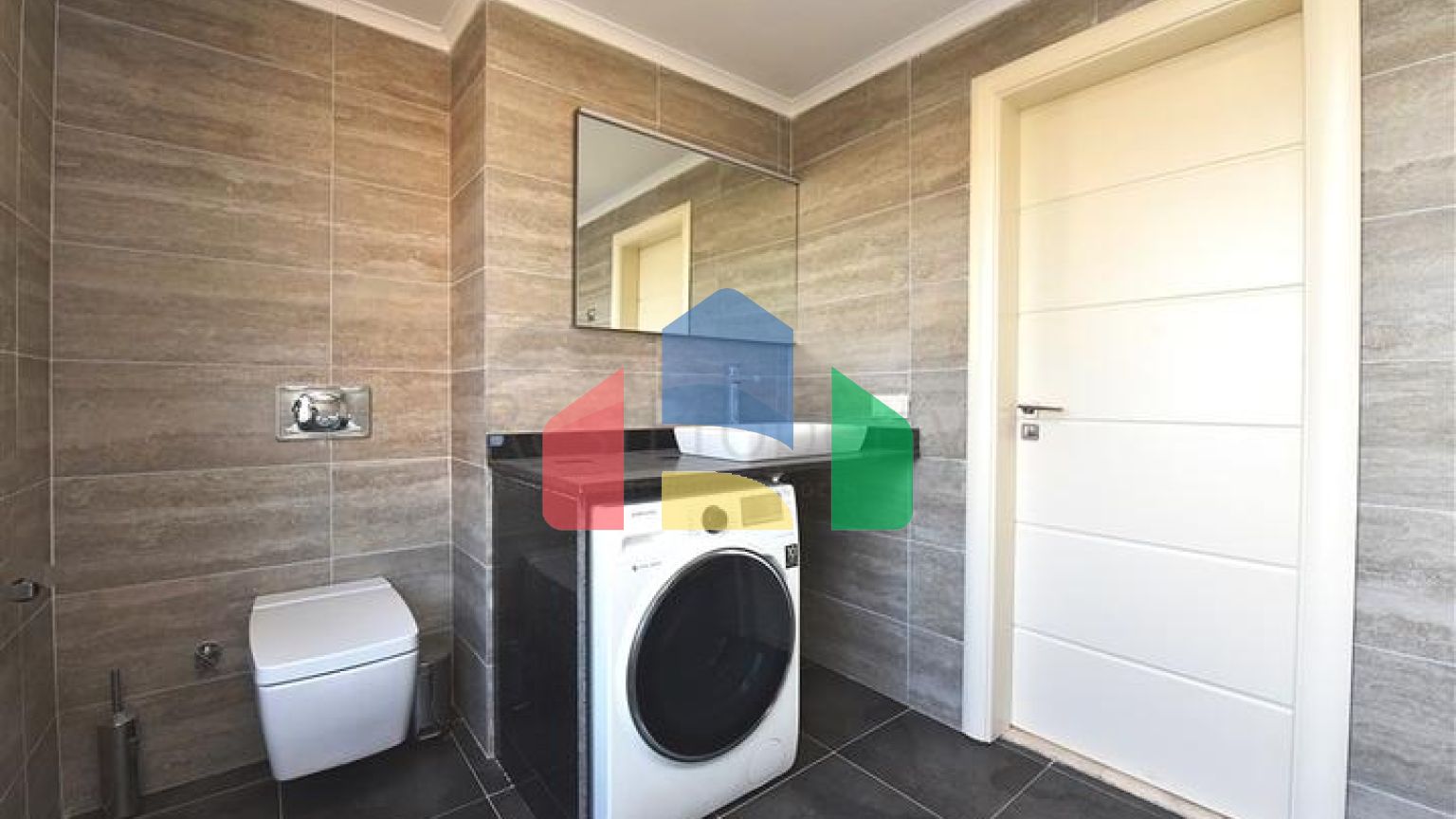 Простора трикімнатна квартира на першій береговій лінії