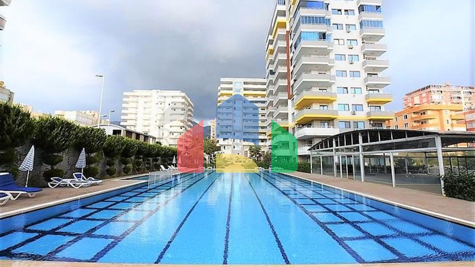 Простора трикімнатна квартира на першій береговій лінії