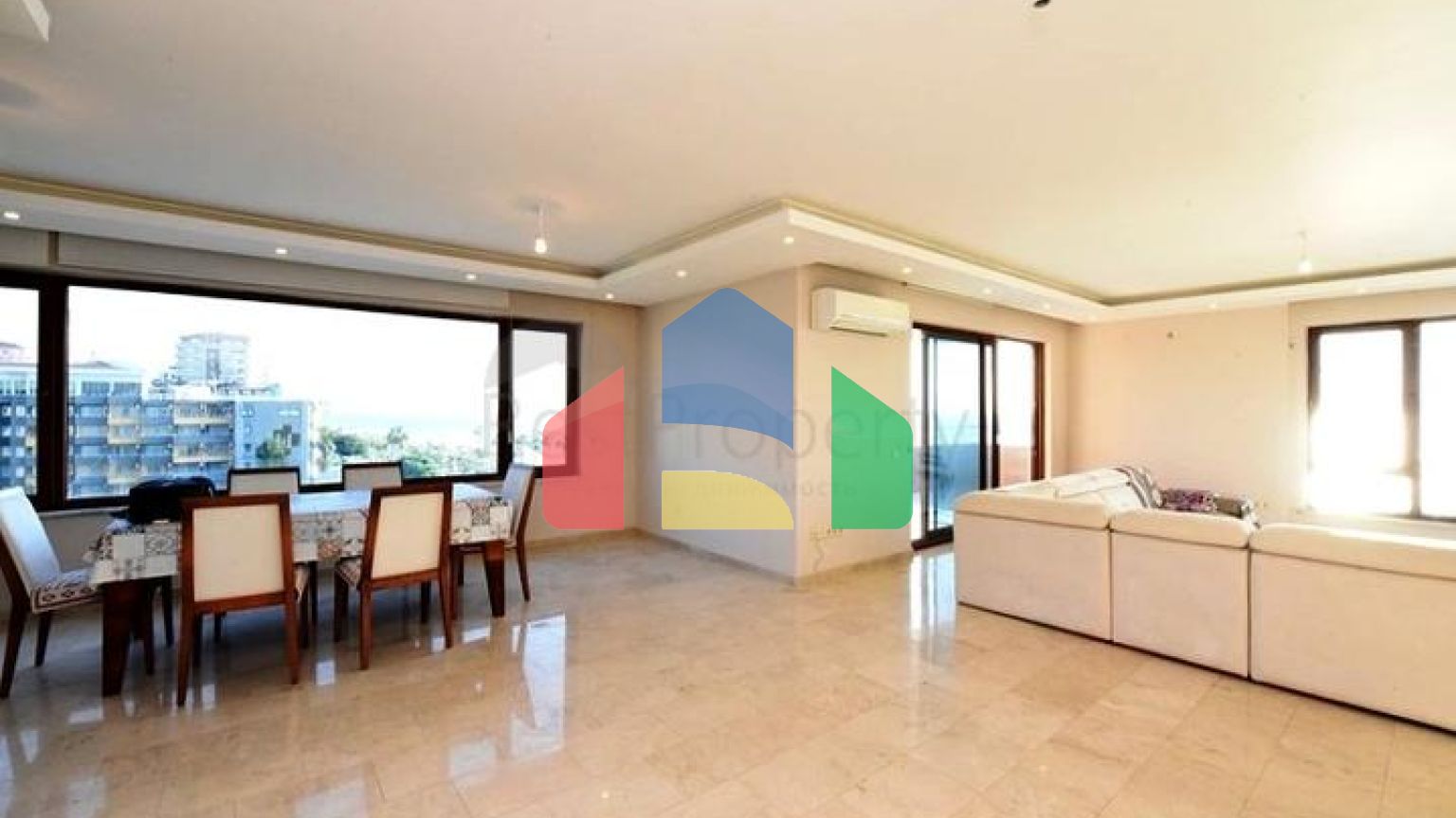 Простора трикімнатна квартира на першій береговій лінії