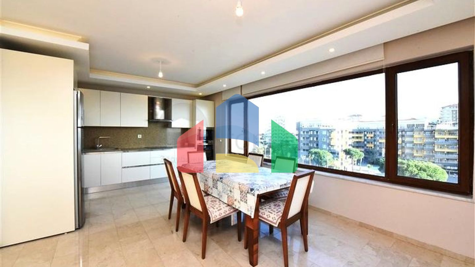 Простора трикімнатна квартира на першій береговій лінії