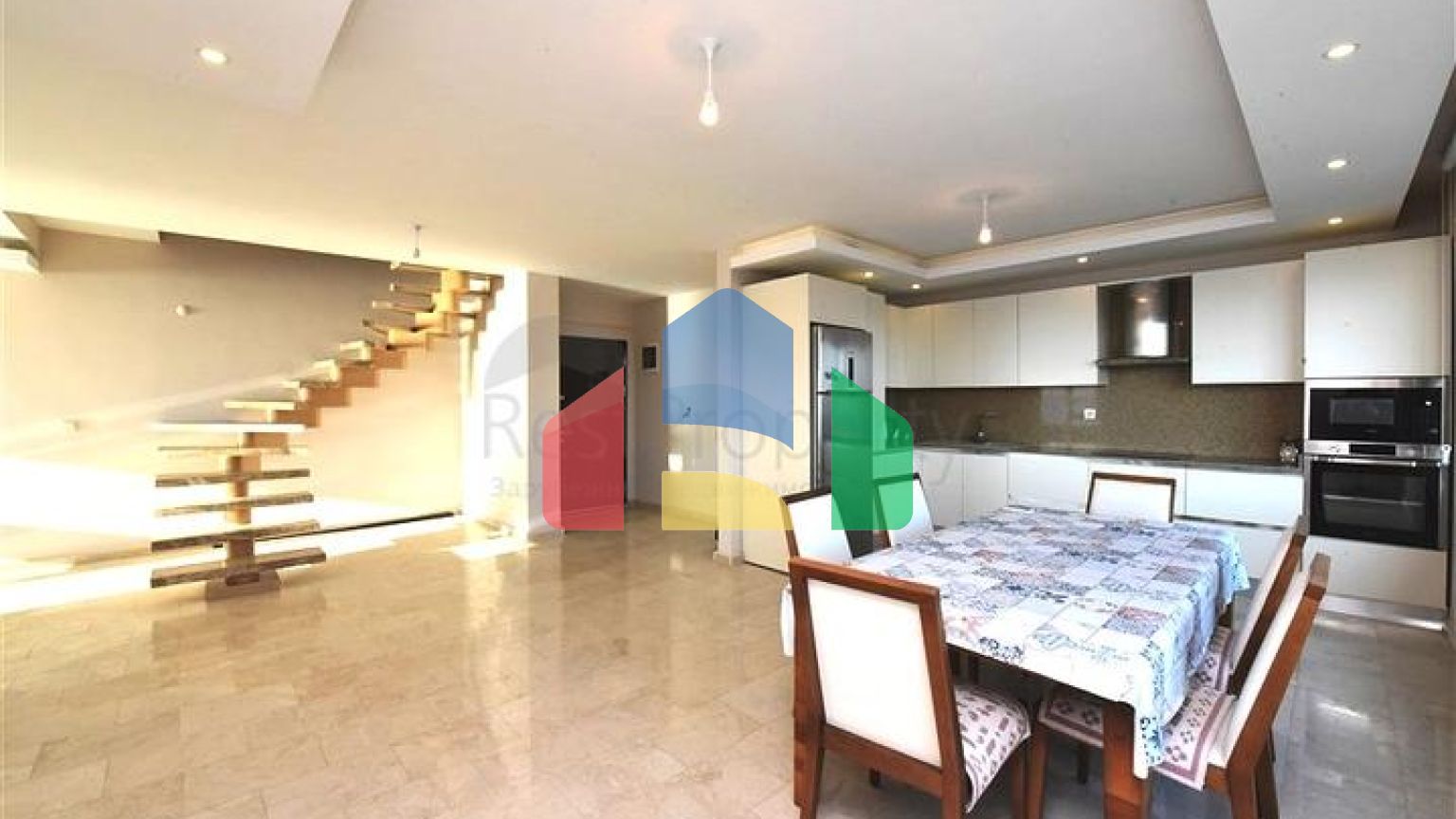 Простора трикімнатна квартира на першій береговій лінії