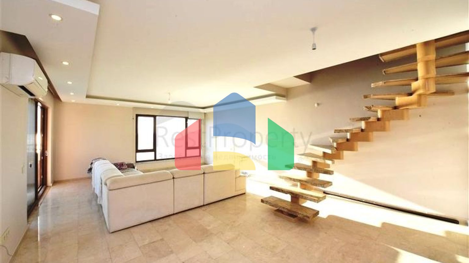 Простора трикімнатна квартира на першій береговій лінії