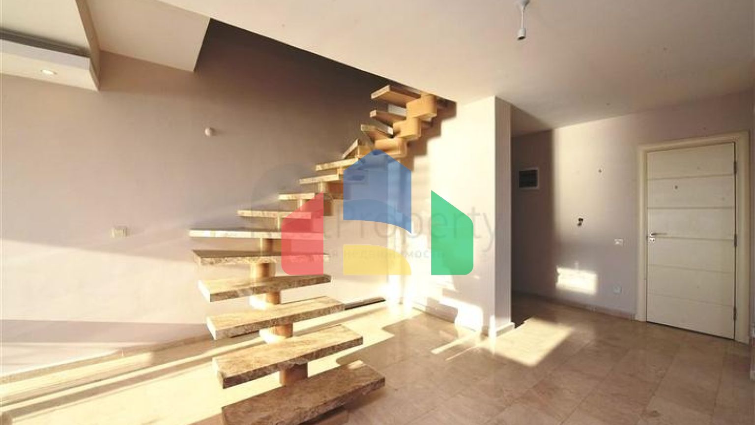 Простора трикімнатна квартира на першій береговій лінії