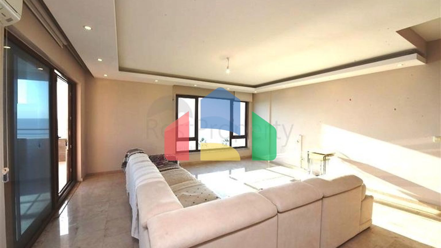 Простора трикімнатна квартира на першій береговій лінії