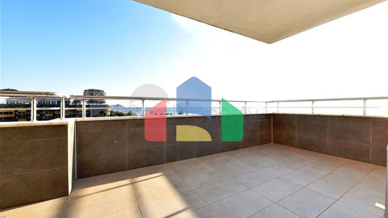 Простора трикімнатна квартира на першій береговій лінії