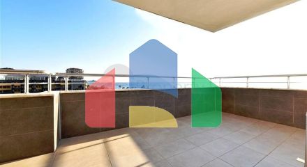 Простора трикімнатна квартира на першій береговій лінії Простора трикімнатна квартира на першій береговій лінії