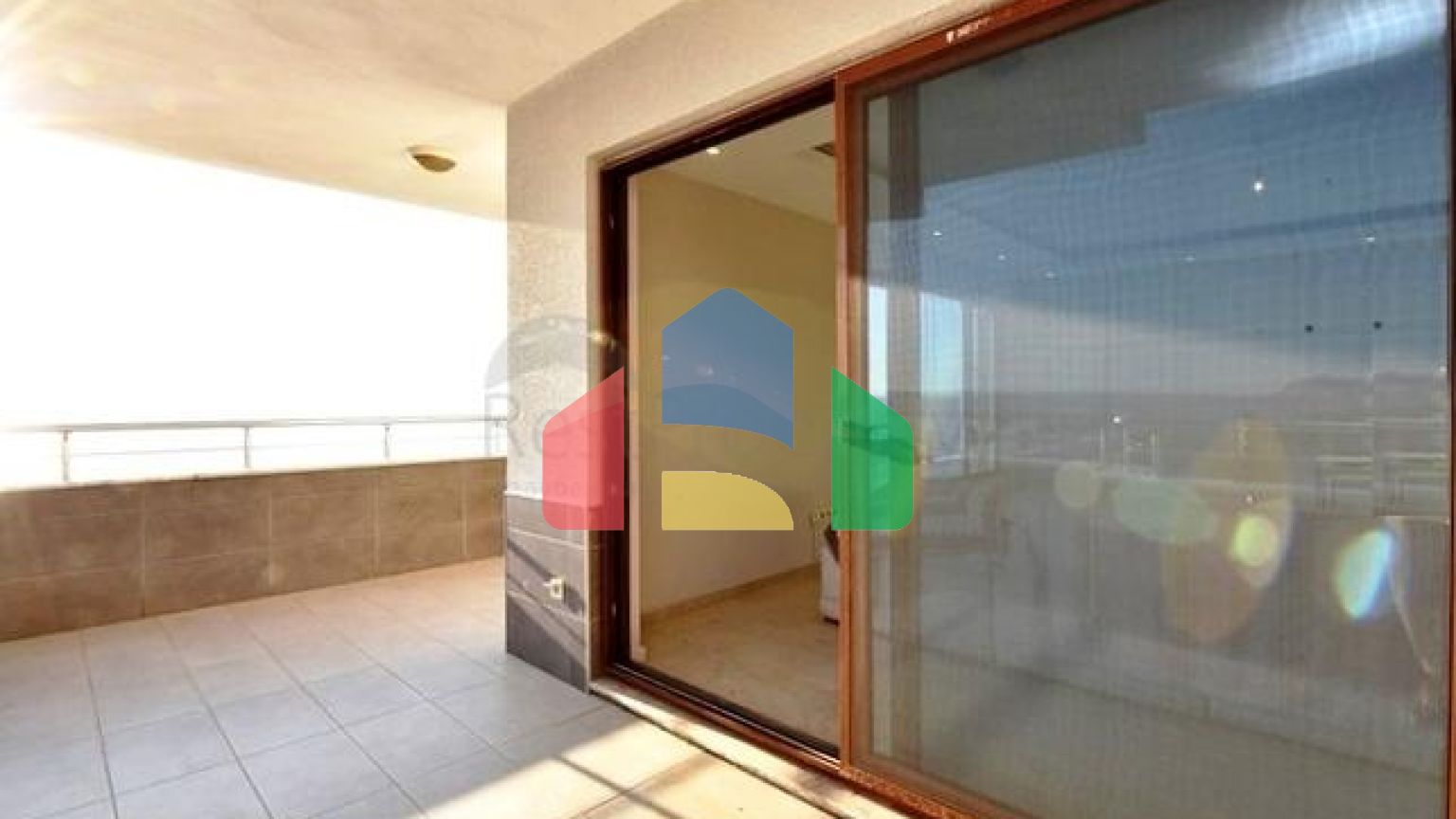 Простора трикімнатна квартира на першій береговій лінії