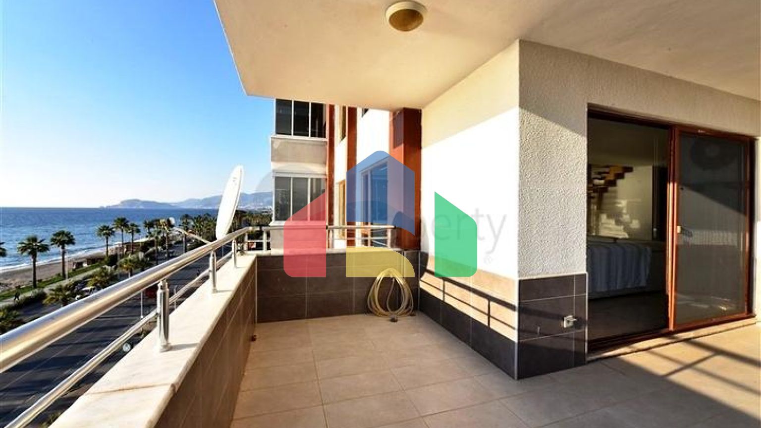 Простора трикімнатна квартира на першій береговій лінії