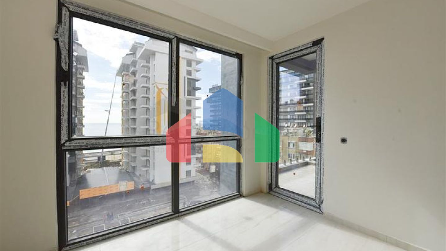 Квартира 1+1 на первой береговой линии в Махмутларе