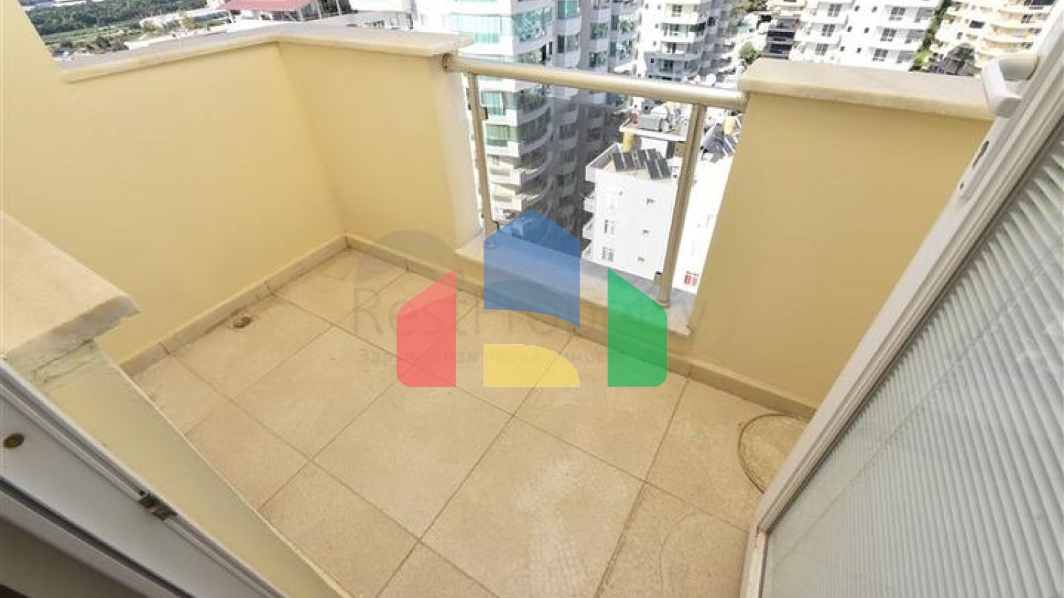 Квартира планировкой 4+1 с отдельной кухней в Махмутларе