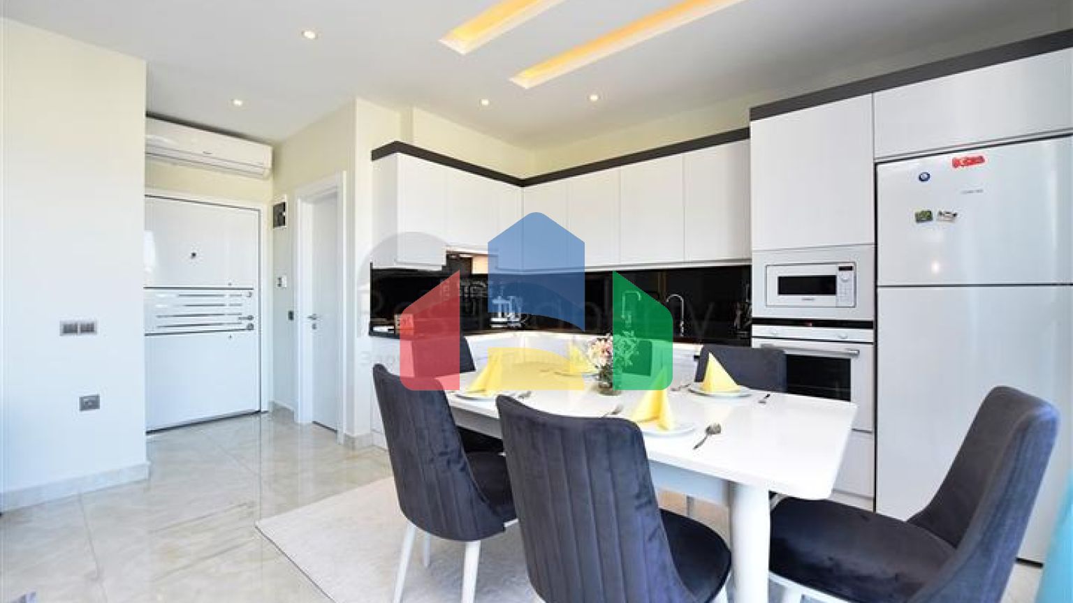 Пентхаус планировкой 2+1 на первой береговой линии в районе Махмутлар