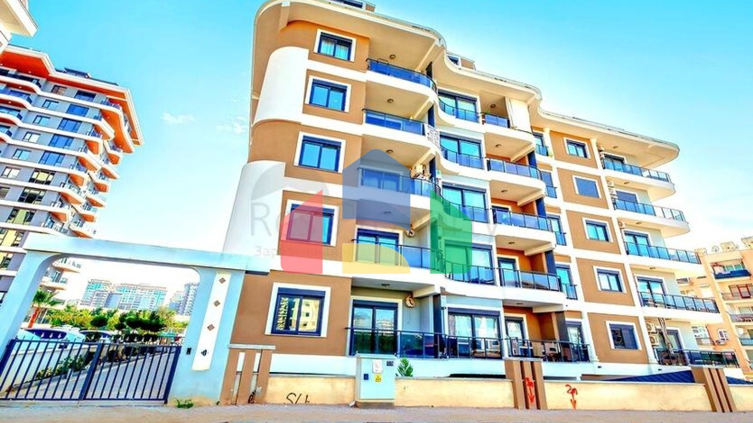 Світла квартира 2+1 в сучасному житловому будинку в районі Махмутлар