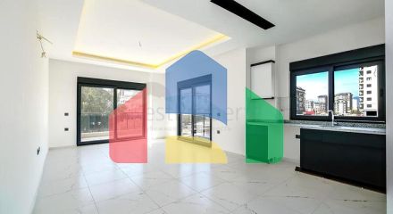 Світла квартира 2+1 в сучасному житловому будинку в районі Махмутлар