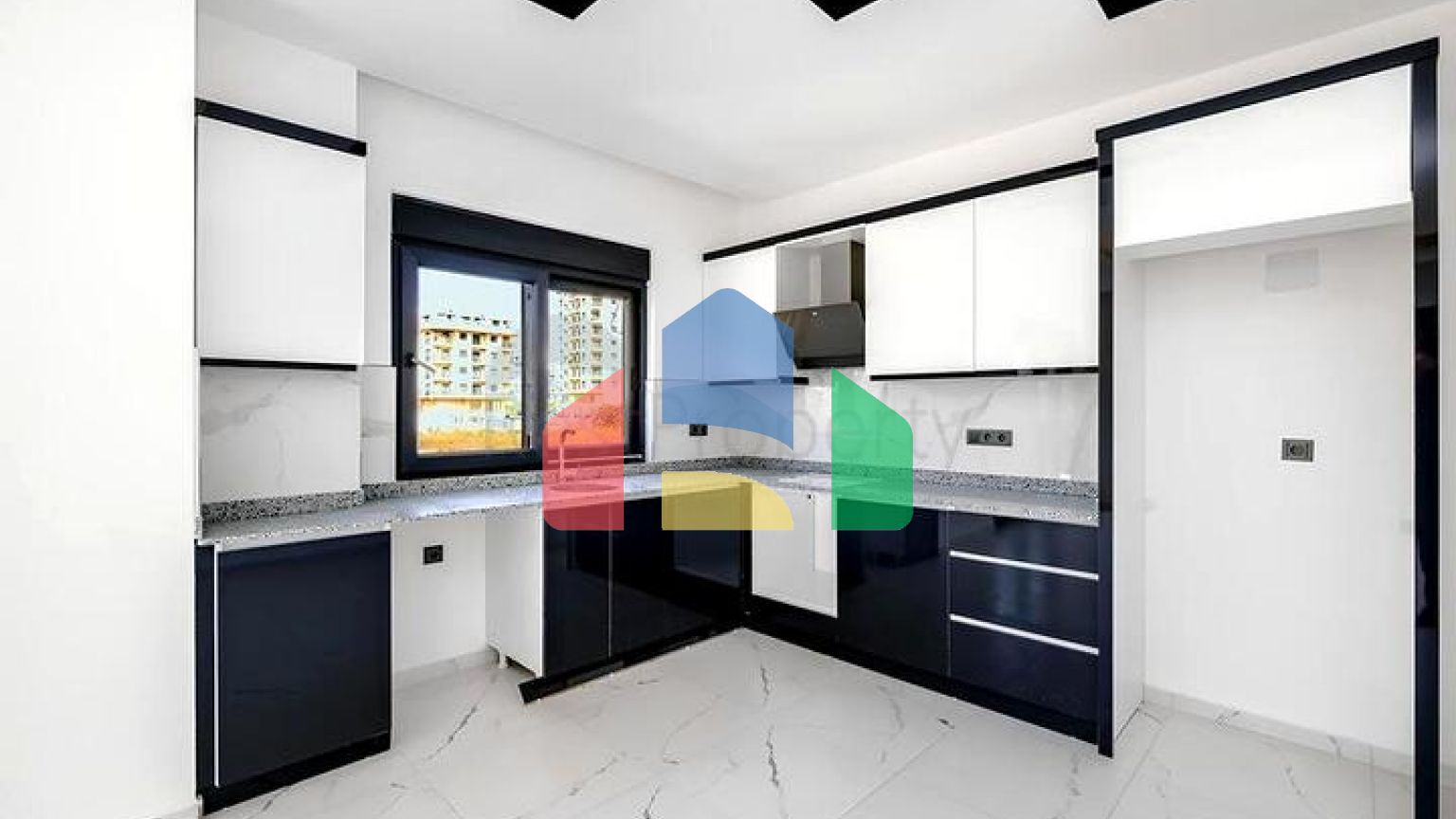 Світла квартира 2+1 в сучасному житловому будинку в районі Махмутлар