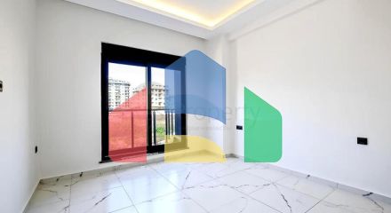 Світла квартира 2+1 в сучасному житловому будинку в районі Махмутлар