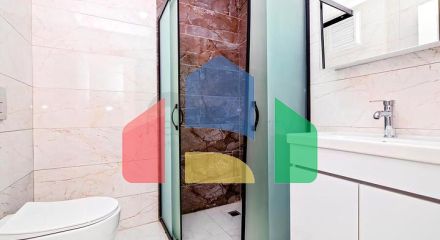 Світла квартира 2+1 в сучасному житловому будинку в районі Махмутлар