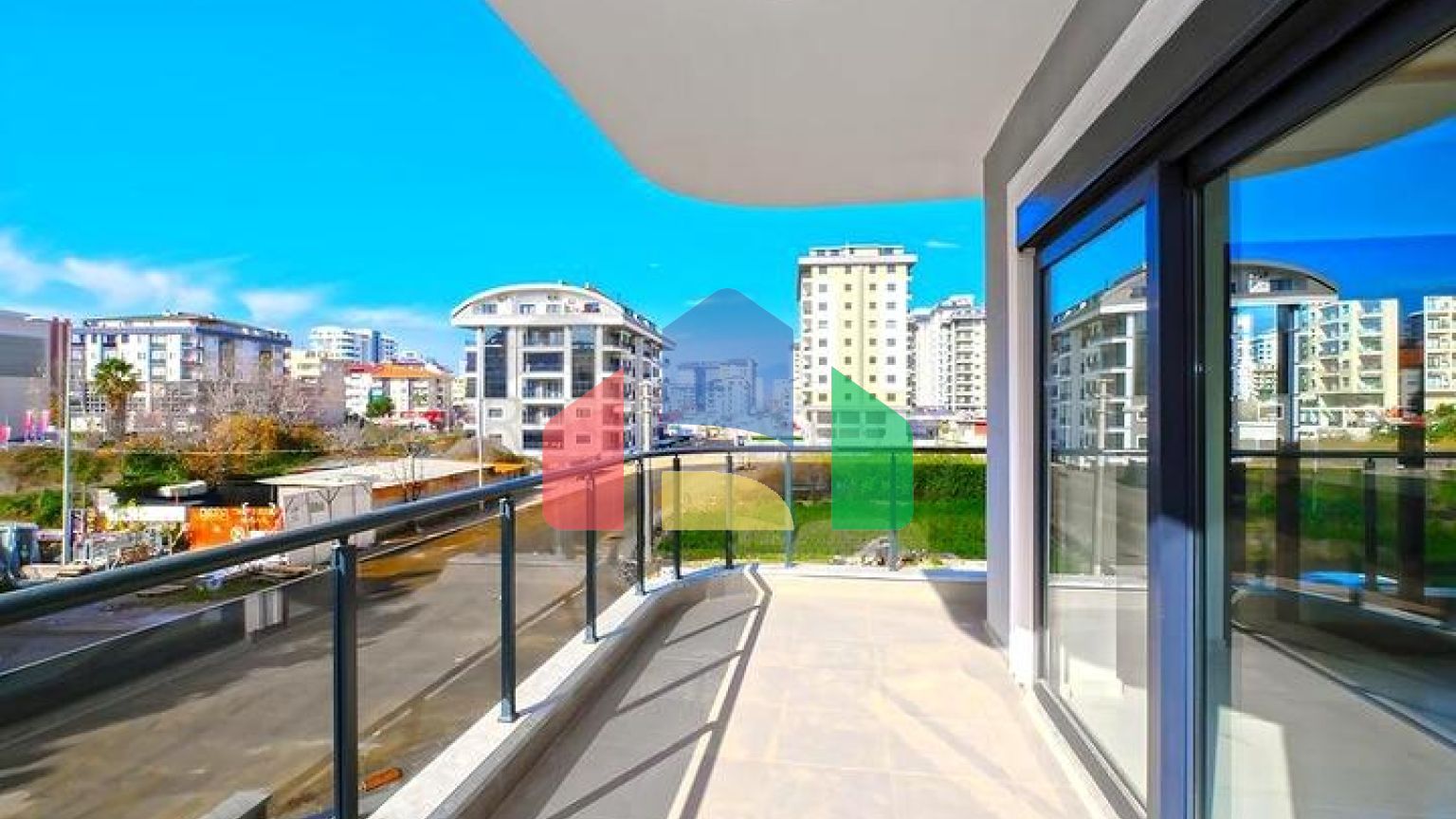 Світла квартира 2+1 в сучасному житловому будинку в районі Махмутлар