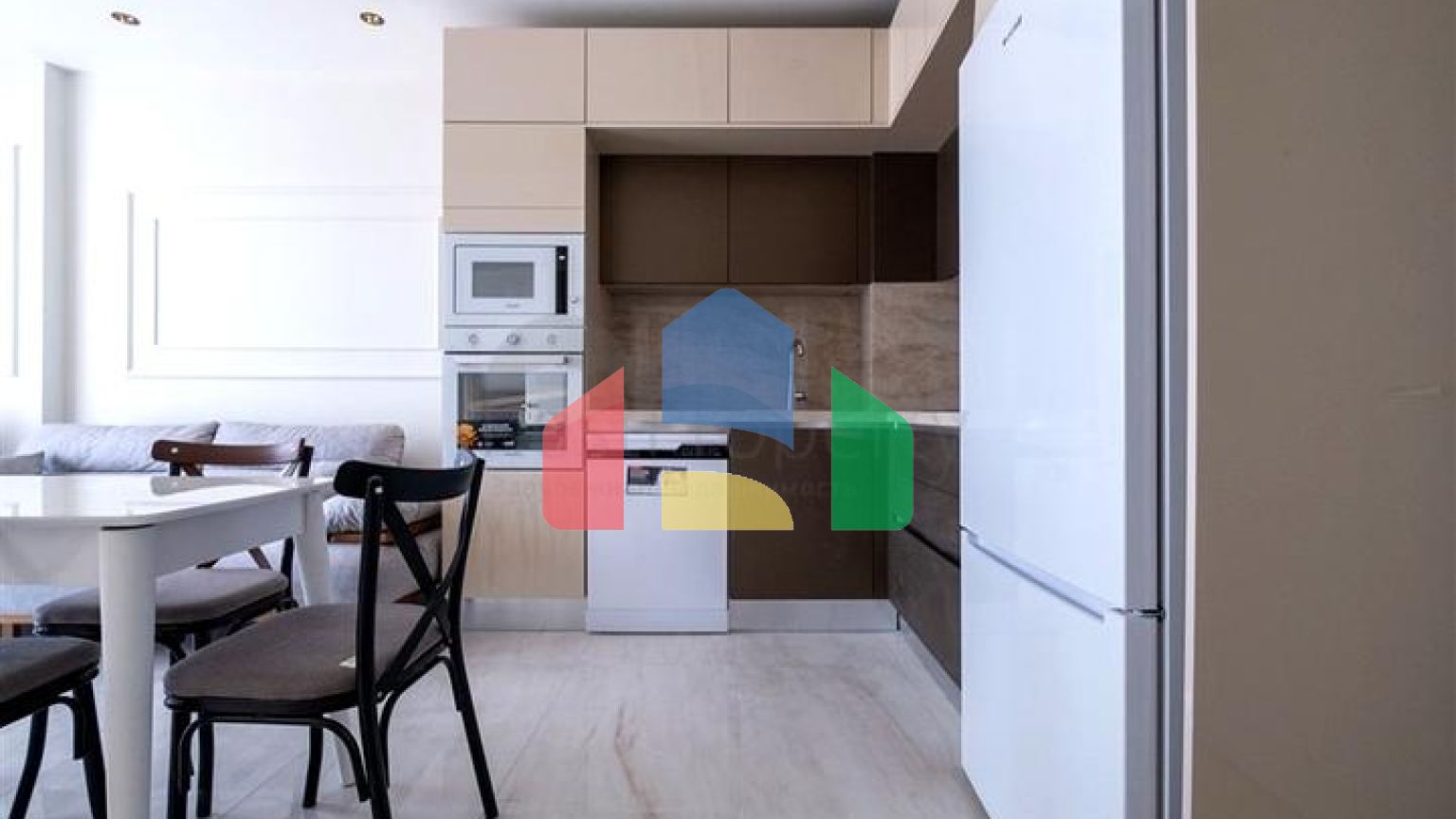 Затишна мебльована квартира в сучасному житловому комплексі біля узбережжя