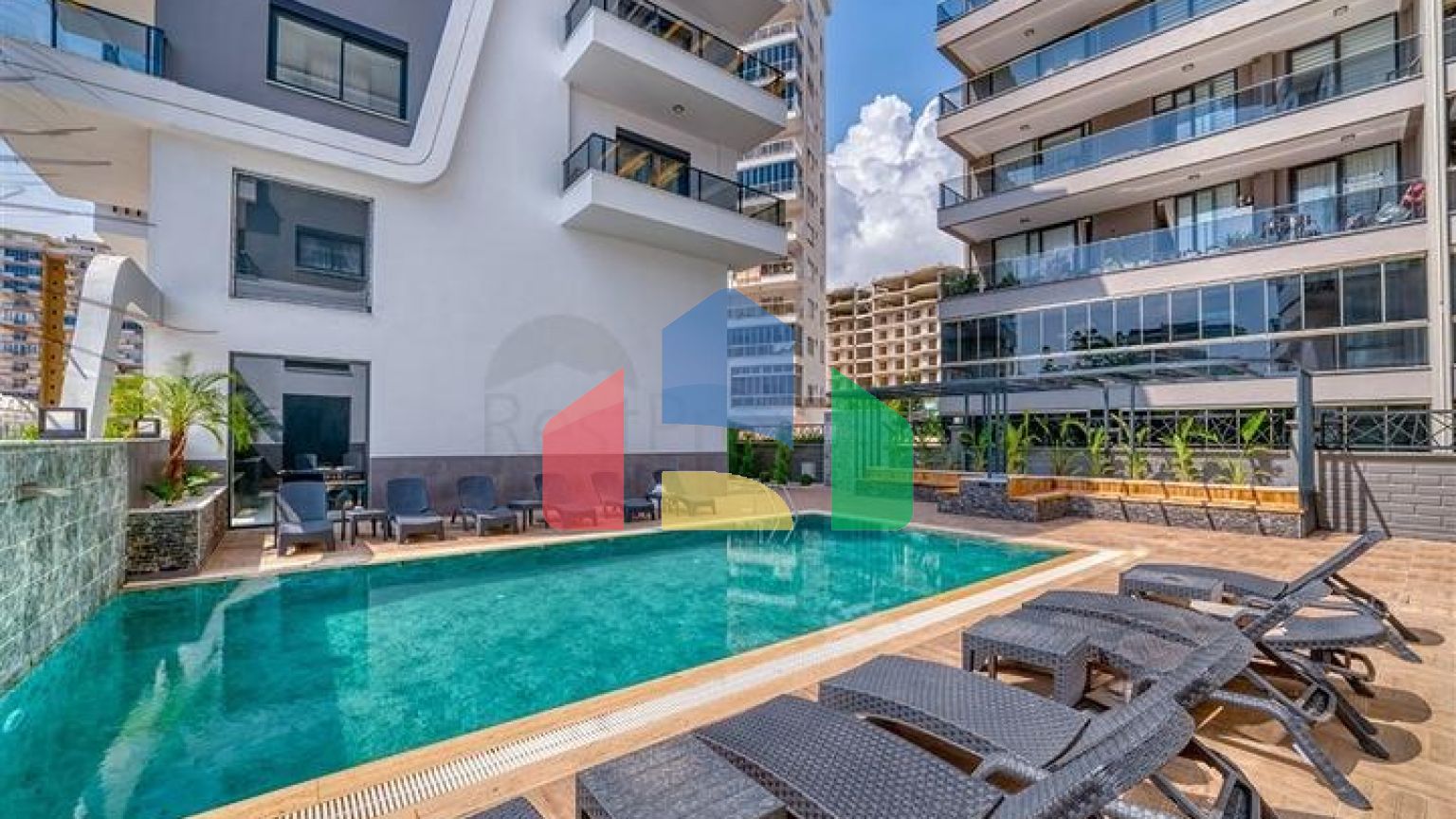 Пентхаус 2 + 1 з терасою і меблями в районі Махмутлар